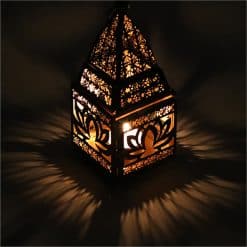 Oosterse sfeer lantaarn met Lotus symbool.
